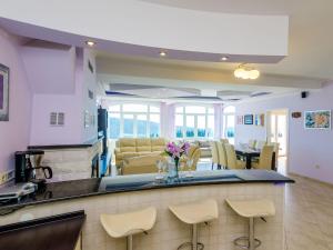 Villa Mateo - 3 Bed Apt with Terrace&Private Pool