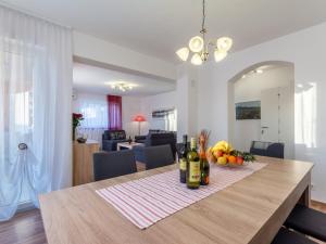 Apartments Palma - Two Bedroom Apartment with Balcony and Sea View Veliki
