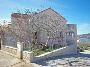 Apartments Villa Rose - Standard Studio with Sea View and shared Terrace A2 bijeli