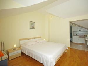 Apartments Villa Rose - Standard Studio with Sea View and shared Terrace A2 bijeli