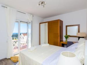 Apartments Knego - One Bedroom Apartment with Balcony and Sea View