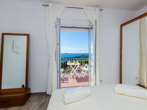 Apartments Knego - One Bedroom Apartment with Balcony and Sea View