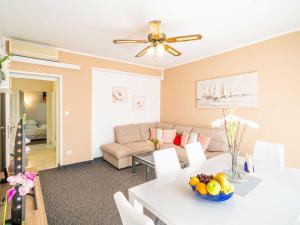 Apartments Bla evi - Comfort Two Bedroom Apt with Hot Tub and Sea View