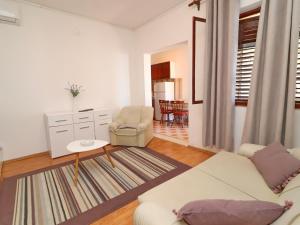 Apartments Peselj-Three Bedroom Apartment with Terrace and Sea View