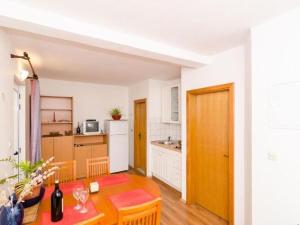 Apartments Ere Zuronja-One-Bedroom Apartment with Sea View 3