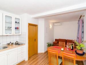Apartments Ere Zuronja-One-Bedroom Apartment with Sea View 3