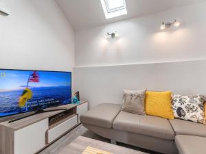 Holiday home krika -Three Bedroom Home with heated Pool and Jacuzzi