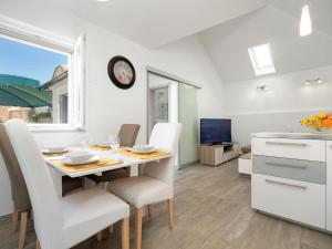 Holiday home krika -Three Bedroom Home with heated Pool and Jacuzzi