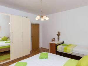 Apartment Ani - Two Bedroom Apartment with Terrace and Garden View 
