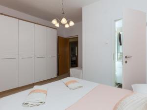 Apartment Ani - Two Bedroom Apartment with Terrace and Garden View 