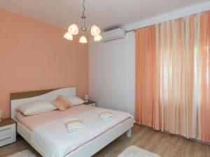 Apartment Ani - Two Bedroom Apartment with Terrace and Garden View 