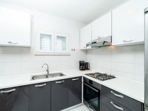 Olives Garden House - Three Bedroom Holiday Home with Terrace and Sea View