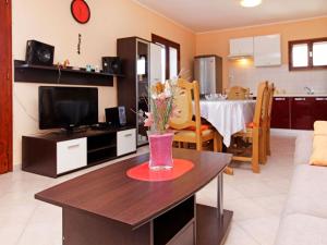 Olives Garden House - Three Bedroom Holiday Home with Terrace and Sea View