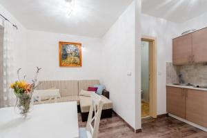 Apartments Villa Kameja - One Bedroom Apartment with Balcony and Nature Reserve View Zeleni