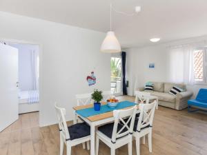 Apartments Villa Karmen - Two-Bedroom Apartment with Balcony and Sea View Lu i