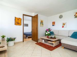 Apartments & Rooms Mara & Petrunjela - One Bedroom Apartment with Garden