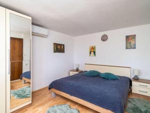 Apartments & Rooms Mara & Petrunjela - One Bedroom Apartment with Garden