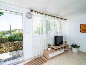 Apartments & Rooms Mara & Petrunjela - One Bedroom Apartment with Garden