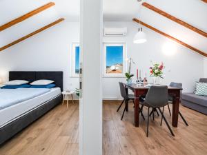 Apartments Terra - One Bedroom Apartment with Balcony and Garden View MALI