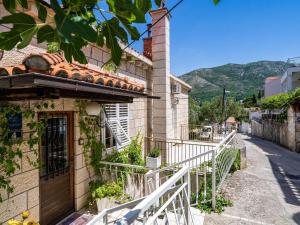 Apartments & Rooms Mara & Petrunjela - One Bedroom Apartment with Garden