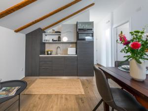 Apartments Terra - One Bedroom Apartment with Balcony and Garden View MALI