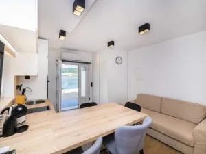 Apartments Ema - Studio Apartment with Sea View - Rogotin