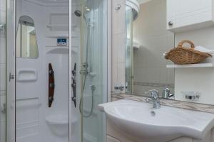 Apartments Milanovi - Premium Studio Apartment with Terrace and Garden View