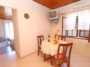 Apartments Peselj-Studio Apartment with Balcony and Sea View 1