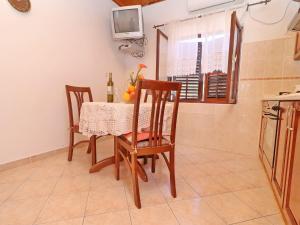 Apartments Peselj-Studio Apartment with Balcony and Sea View 1