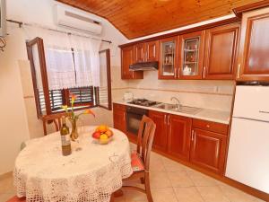 Apartments Peselj-Studio Apartment with Balcony and Sea View 1