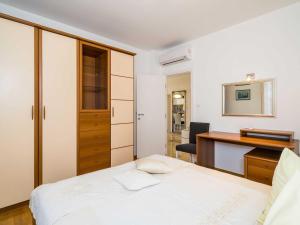 Apartment Villa Palma- Two Bedroom Apartment with Terrace and Sea View Apartman 4