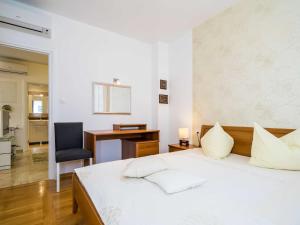 Apartment Villa Palma- Two Bedroom Apartment with Terrace and Sea View Apartman 4