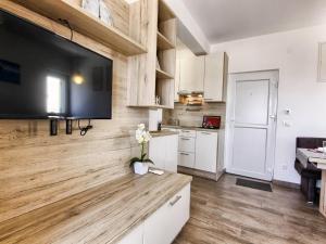 Apartments Victoria - One Bedroom Apartment with Terrace and Sea View A1 