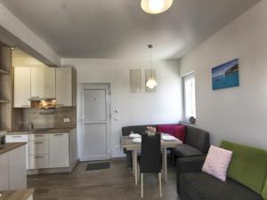 Apartments Victoria - One Bedroom Apartment with Terrace and Sea View A1