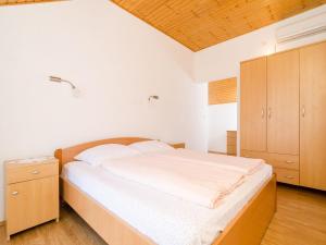 Holiday Home Ma us-One Bedroom Apartment with Balcony