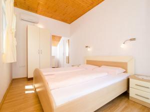 Holiday Home Ma us-One Bedroom Apartment with Balcony