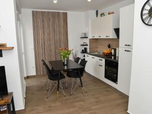 Apartment Nicole - One Bedroom Apartment with Balcony