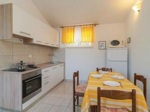 Holiday Home Blossom - Four Bedroom Holiday Home with Outdoor Pool and Jacuzzi - ST