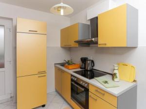 Apartments Pojko - One-Bedroom Apartment with Terrace Yellow