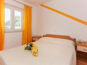 Apartments Pojko - One-Bedroom Apartment with Terrace Yellow