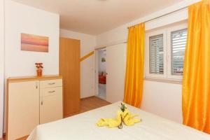 Apartments Pojko - One-Bedroom Apartment with Terrace Yellow