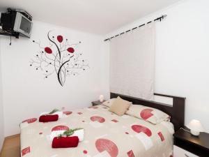 Apartment Giovani - Two Bedroom Apartment with Balcony and Sea View