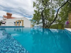 Villa Dundo Pero - Four Bedroom Villa with Swimming Pool and Sea View - Ropa
