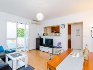 Apartment Antej - One Bedroom Apartment with Terrace and City View 