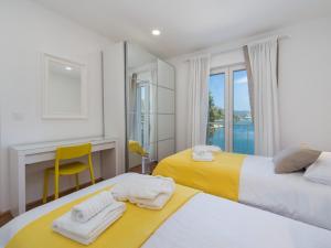 Apartments Ema-Two Bedroom Apartment with Sea View Perla