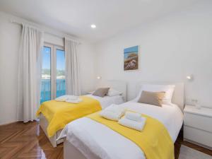 Apartments Ema-Two Bedroom Apartment with Sea View Perla