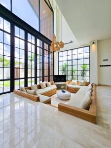 Villa Casa Josephine by Maheswara