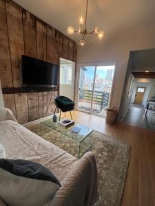 Charming 2BR Cottage with Bay and City Views-Gated Luxury Private Place