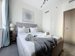 FAM Living - Spacious 3-Bedroom Apartment in Creek Gate with Stunning Views
