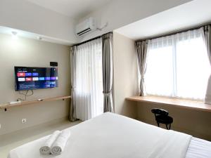 Good Choice and Cozy Studio Gateway Park LRT City Jatibening Apartment By Travelio